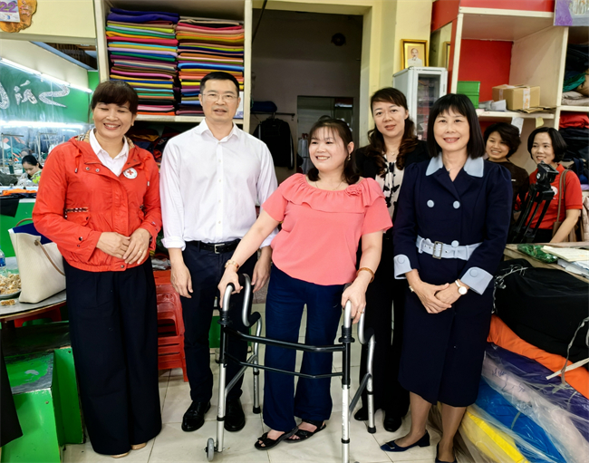 图为参观越南谅山助残就业点